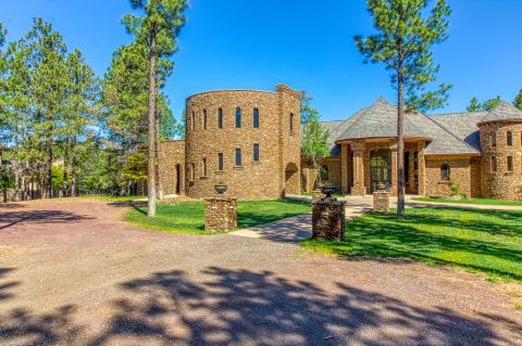 You Can Rent An Entire Castle, Lakefront Estate, In Arizona For Less Than $195 A Night