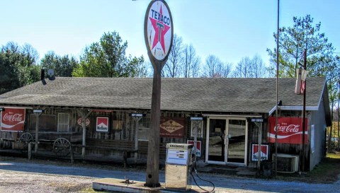 Be Surrounded By Antiques As You Dig Into A Delicious Meal At The Ol' Mule Antique Diner In Kentucky