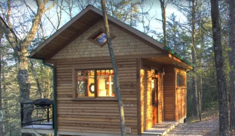 This Tiny One-Room Cabin On An 80-Foot Cliff In Pennsylvania Makes For A Simple And Tranquil Escape