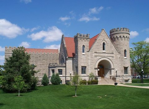 There's A Castle In Ohio That's Also A Library And It's A Bookworm's Happy Place