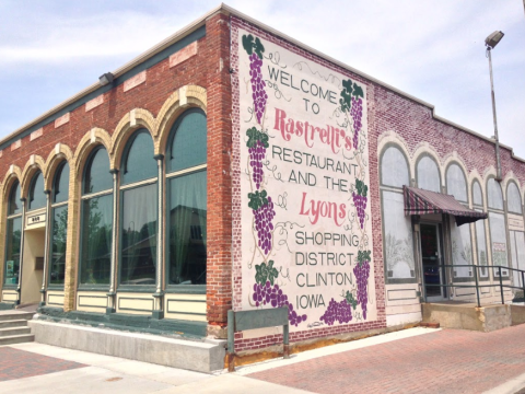 You'll Find Endless Pizza And Pasta At Iowa's Iconic Rastrelli's Restaurant