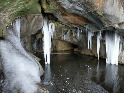 Hike Through Donahue Sea Caves In Vermont For An Incredible Underground Adventure