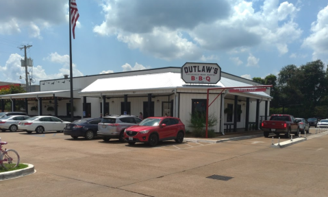 Roll Up Your Sleeves And Feast On Delicious BBQ At Outlaw's In Louisiana
