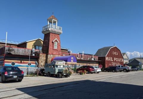 Pickle Bill's Is An All-You-Can-Eat Seafood Restaurant Near Cleveland That's Well Worth Visiting