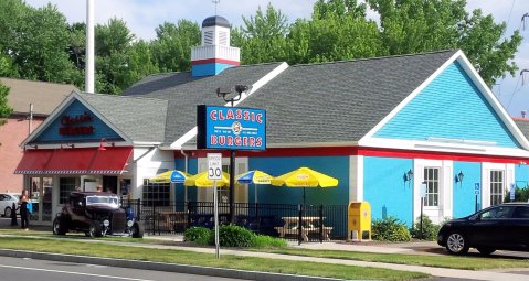 French Fry Lovers Need To Flock To Classic Burgers In Massachusetts For The Best Hand Cut Fries