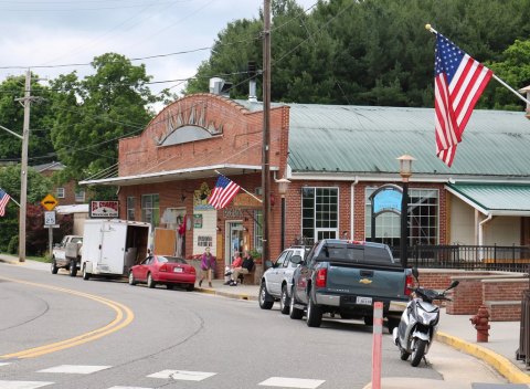 Try Apple Butter Pizza And Other Unique Offerings At Dogtown Roadhouse In Floyd, Virginia