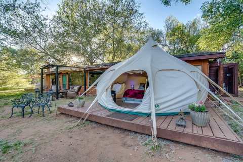 Cathedral Rock Belle Near Oak Creek In Arizona Lets You Glamp In Style