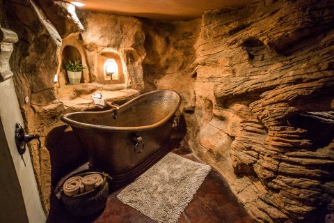 The Honeymoon Trail Inn Is A Romantic Sandstone-Themed Retreat In Utah