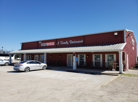 Drive Out To Farmhouse Restaurant, A Little Red Barn In Texas That's Worth The Scenic Trip