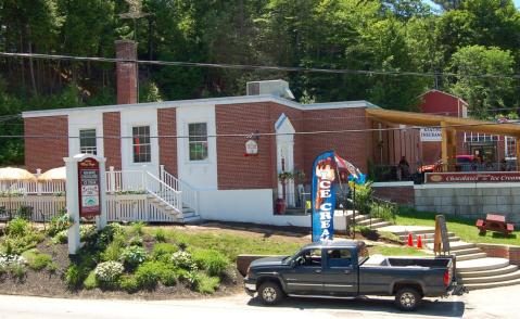 Treat Yourself To A 35-Scoop Ice Cream Sundae At Ava Marie Handmade Chocolates In New Hampshire