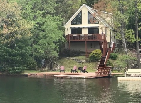 Escape To This Enchanting Airbnb In Pennsylvania That Sits Right On Lake Harmony