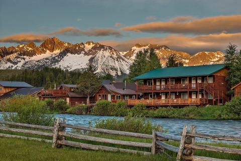 These Quaint Cabins On The Banks Of The Salmon River In Idaho Will Make Your Summer Splendid