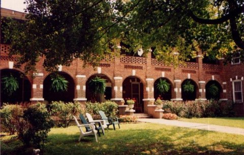 The Haunted Thomas House Hotel In Tennessee Has A Unique And Fascinating History