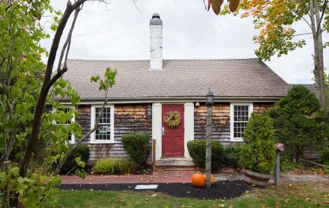 You Might Be Dining With A Ghost At This Haunted Restaurant In Massachusetts