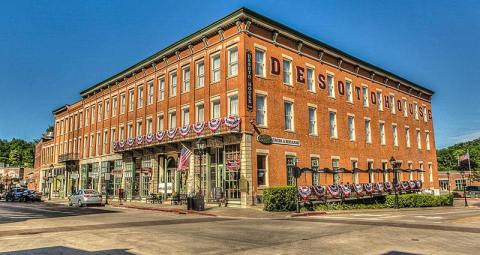 You Might Be Rooming With A Ghost At This Haunted Hotel In Illinois