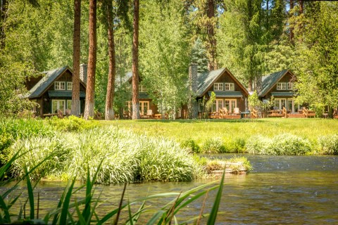 These Quaint Cottages On The Banks Of The Metolius River In Oregon Will Make Your Summer Splendid