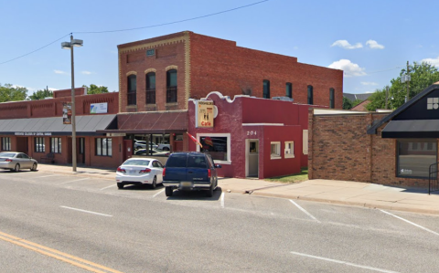 Stuff Yourself With Giant Cinnamon Rolls For Breakfast At Neighbors Cafe In Kansas