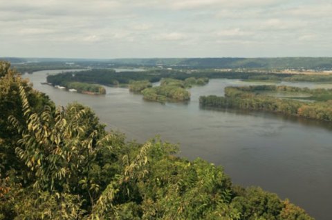 The 2-Hour Road Trip Around Iowa's Driftless Area Is A Glorious Spring Adventure