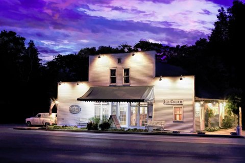 Head To Door County Ice Cream Factory And Sandwich Shoppe In Wisconsin For An Unforgettably Sweet Day      