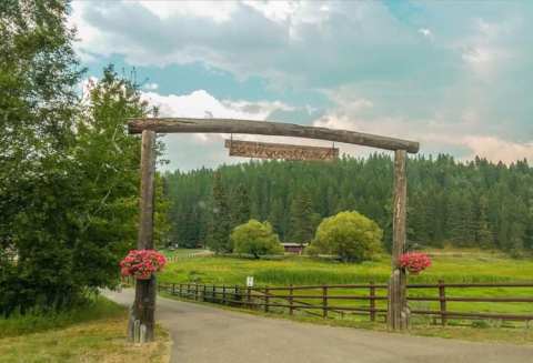 Camp In Luxury While Overlooking Pine-Covered Ridges And Spencer Mountain In Montana