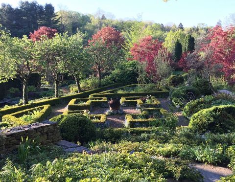 A 25-Acre Garden In Connecticut, Hollister House Is Home To Gorgeous Hedges And Blooming Flowers