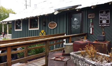 The Depot Deli & Grill In Alabama Offers Great Outdoor Dining That's Perfect For Summer