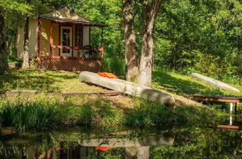 Stay In This Cozy Little Pondside Cabin In Missouri For Less Than $50 Per Night