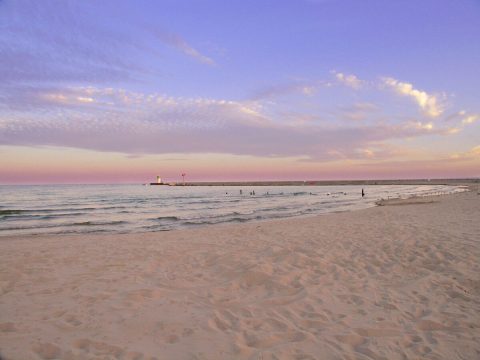 5 Lake Michigan Beaches In Illinois That’ll Make You Feel Like You’re At The Ocean