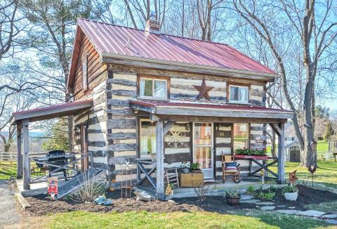 This Cabin Airbnb In Maryland Is Full Of Rustic Charm, Inside And Out