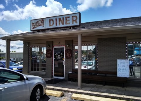 Sink Your Teeth Into Juicy Goodness At The Iconic Burger Stand In Alabama, Little Diner