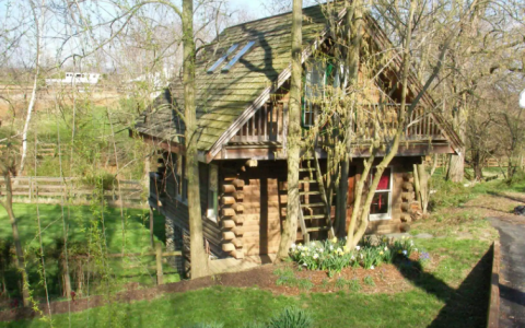 Stay In This Cozy Little Log Cabin In Maryland For Less Than $100 Per Night