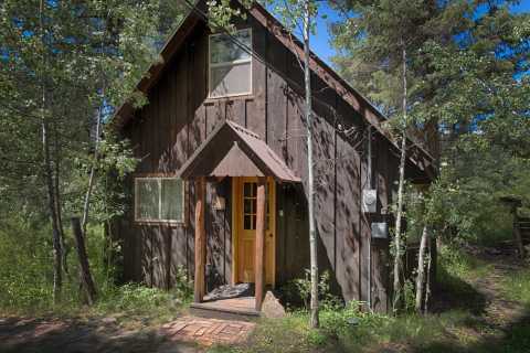 Enjoy A Solo Staycation At This Top-Rated Cottage In Idaho