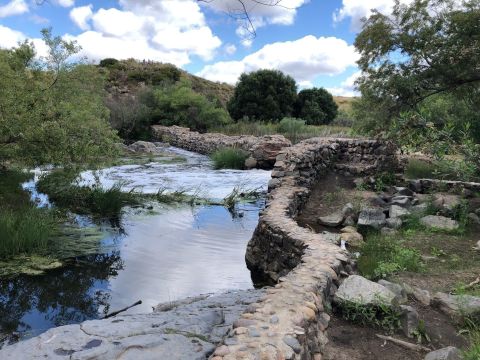 Take Oak Canyon Trail For An Out-Of-This-World Hike In Southern California That Leads To A Fairytale Foot Bridge