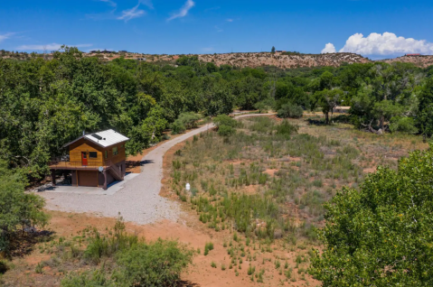 Stay In This Cozy Little Waterfront Loft In Arizona For Less Than $150 Per Night