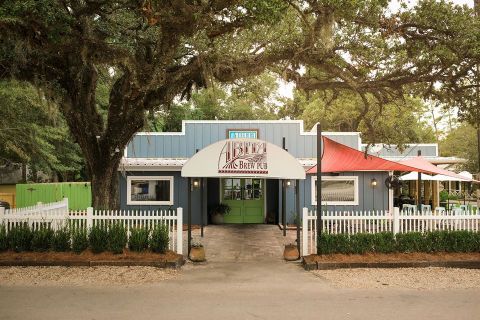 Visit The Abita Brew Pub, The Small Town Burger Joint Near New Orleans That’s Been Around Since 1994