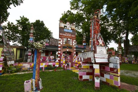 Hiding In Mississippi, A One-Of-A-Kind Piece Of Roadside Americana Is Dangerously Close To Disappearing 