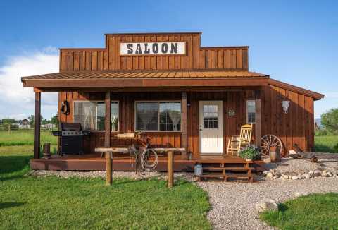 This Western Saloon B&B In Idaho Is The Charming Old West Getaway Of Your Dreams