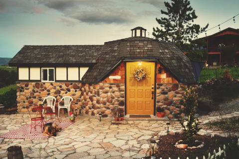 This Cozy Dome House In Utah Is Like A Hobbit Hideaway