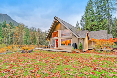 Sleep Next To The Skykomish River In A Delightful Waterfront Washington Cabin With Its Very Own Hot Tub