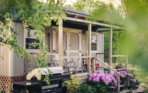 Stay In This Cozy Little Cabin In Tennessee For Less Than $100 Per Night