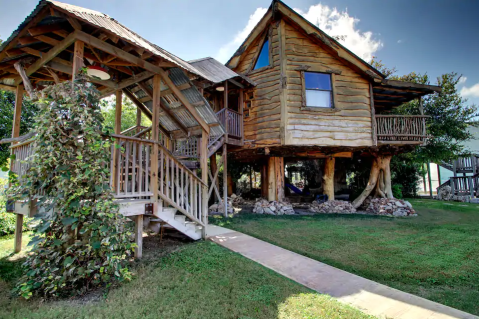 Stay Overnight At This Spectacularly Unconventional Treehouse In Texas