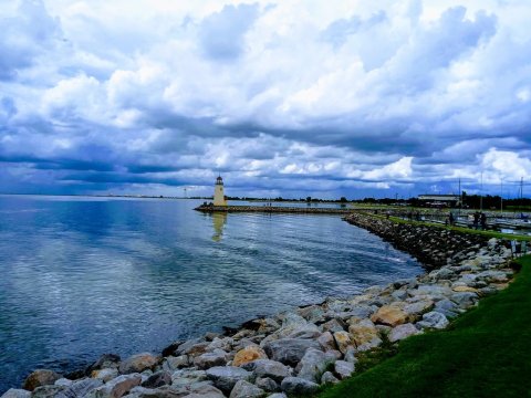 Enjoy The Breeze And A Beer At Redrock Canyon Grill, A Waterfront Restaurant In Oklahoma