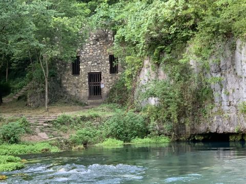 There's A Hike In Missouri That Leads You Straight To A Pre-World War I Era Abandoned Hospital