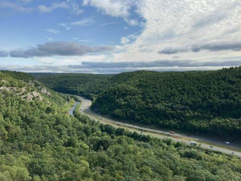 Tobys Rock Mountain Loop Trail Is A Low-Key Connecticut Hike That Has An Amazing Payoff