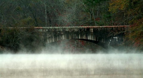 Enjoy A Spine-Tingling Stay At The Georgia Campground Where This Terrifying Horror Movie Was Filmed