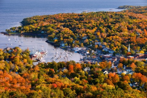 Camden Is A Small Maine Town That Looks Like A Hallmark Movie During The Fall