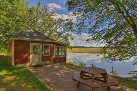 7 Must-Visit Airbnb Cabins In Maine That Are Ideal For A Fall Overnight Stay