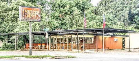 Eat At Dairyland, An Old-School Burger Joint In Texas, For A Delicious Blast From The Past