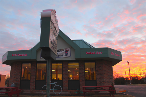 Enjoy A Retro Meal And Sundae Dessert At Bogey's In Kansas