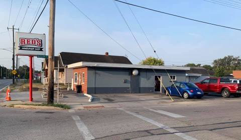 Don't Let The Outside Fool You, Red's Hamburger Shop In Ohio Is A Legendary Hole-In-The-Wall